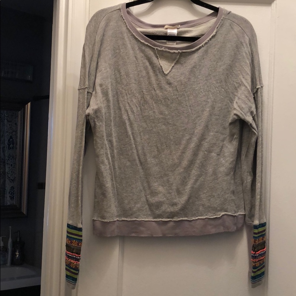 Cozy grey shirt with sleeve detail